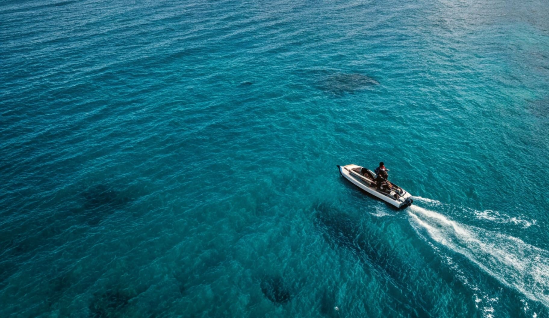 jetski-from-topview-in-open-ocean - pe-iscola (1)